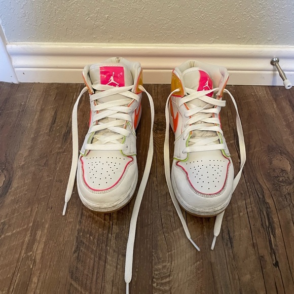 Jordan 1 Mid
Edge Glow (GS) - Picture 5 of 5